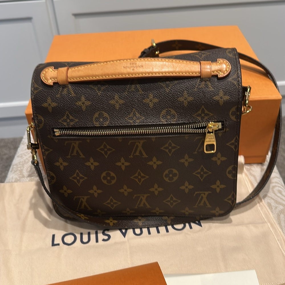 Authentic Louis Vuitton Pochette Metis w/ receipt - Picture 5 of 11